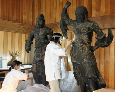 四天王立像を修復する作業=いずれも普門寺で