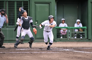 8回に右翼へ勝ち越し本塁打を放つ国府・篠田=豊橋市民球場で
