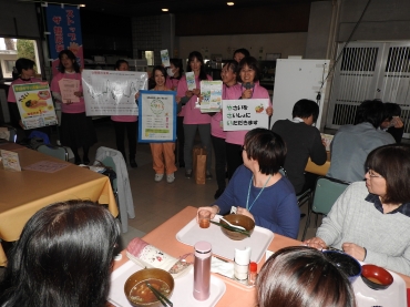 市職員らに野菜たっぷりメニューをPRするプロジェクトメンバー=豊川市役所で