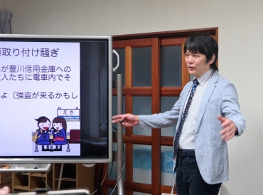 豊川信用金庫事件のメカニズムを心理学的に説明する堀田教授=山本事務所で