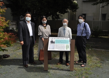 丸山薫先生顕彰を考える会のメンバーらと設置されたプレート=愛知大学豊橋校舎で