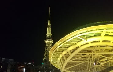 黄色くライトアップされ、コロナへの警戒を呼び掛けるテレビ塔とオアシス21=名古屋市で(23日午後9時半)