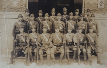 戦友と記念撮影した上海時代の森田さん(後列右端)
