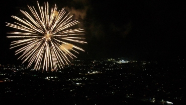 蒲郡市内で一斉に打ち上げられた花火(ドローンで撮影)