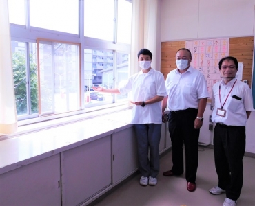 手作り網戸に喜ぶ古川生徒会長㊧と桒名校長㊨。中央は石井会長=豊橋聾学校で