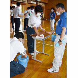 豊川特別支援学校で清掃作業学習会