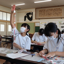 福江中生徒が「つるし飾り」づくり