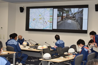 デジタル地図も活用して行われた訓練=豊川市防災センターで