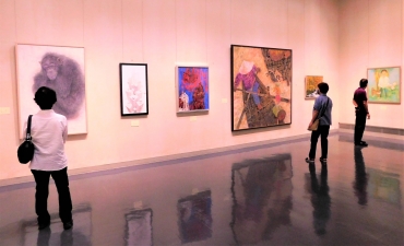しっとりと描かれた日本画作品が展示された会場=いずれも豊橋市美術博物館で