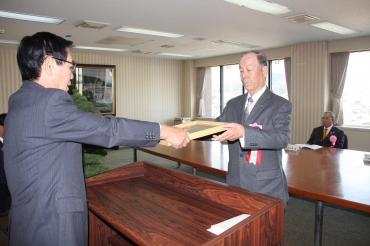 稲葉市長から表彰状を受ける鈴木哲朗さん=蒲郡市役所で