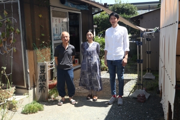 (左から)川合さん、太田さん、吉開さん=豊橋市牛川町の川合さんの工房で