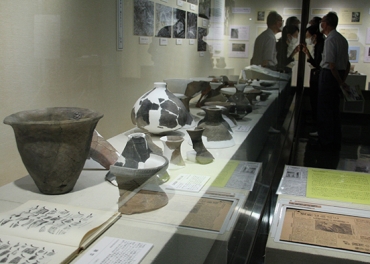 瓜郷遺跡から出土した土器類=いずれも豊橋市美術博物館で