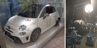新しく展示された車㊧、9月にあった車の搬入作業(提供)=いずれも豊橋駅で