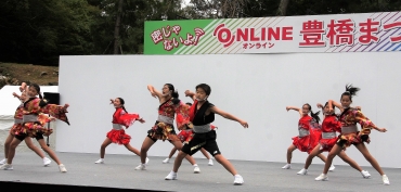 ダンスを披露する子どもたち=豊橋公園吉田城鉄櫓前広場で