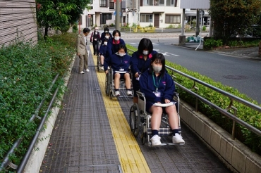 車いすに乗る藤ノ花女子高の生徒=豊橋市総合福祉センターで