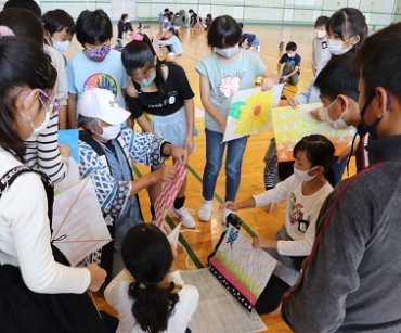保存会員から凧づくりを教わる児童たち=田原市中部小学校で