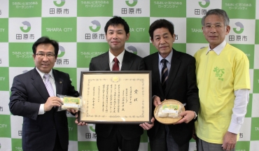 賞状を持つサンショクの山本社長ら(左から2番目)=田原市役所で