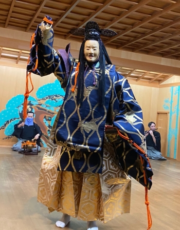 喜寿を祝う「高砂」の舞=いずれも西村能舞台で