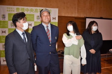 オリックスに指名され、笑顔の(左から)知章さん、中川、美優さん、昌枝さん=豊橋中央高校で