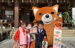 豊川の砥鹿神社で「いなりん」七五三の児童祝う