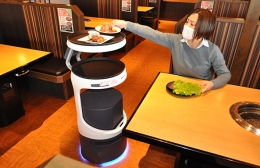 ロボットが料理配膳