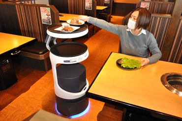 来店客に料理を届ける配膳・運搬ロボット=焼肉きんぐ花田店で
