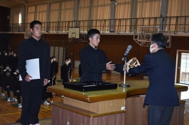 須田会長から表彰される主将の加藤さん㊧と副主将の早川玄一郎さん㊥=国府高校で