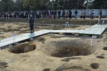 発見された平安時代の大型井戸㊨。左は江戸時代の井戸=豊橋公園で