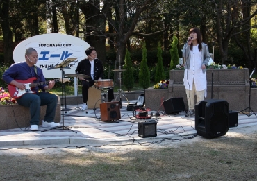 「花のステージ『エール』」で歌を披露するバンド=豊橋公園で