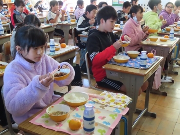 中野小学校での給食