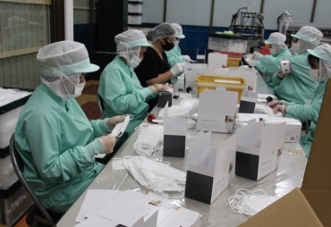 第2工場内でマスク製造に取り組む従業員たち=豊橋市岩屋町で