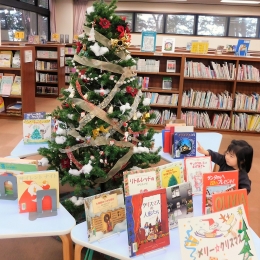 豊橋市中央図書館じどうしつにクリスマスコーナー