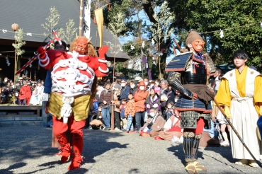 毎年多くの人でにぎわう「赤鬼と天狗のからかい」=安久美神戸神明社で(昨年撮影)