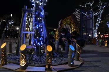 点灯した竹製の灯籠=三河田原駅前広場で
