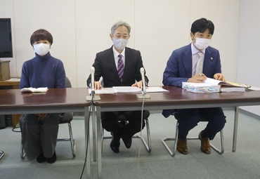 会見する菊地弁護士、堀岡さん、古橋さん(右から)=豊橋市役所で