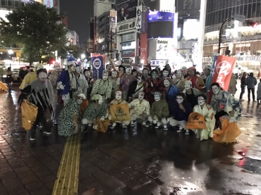 「530マーク」ののぼり旗もひるがえし、深夜の渋谷に集まった一部隊員たち(惣田さん提供)
