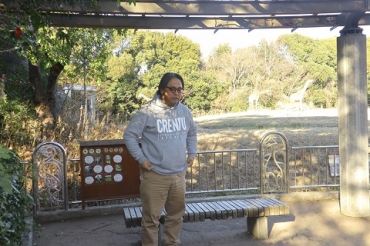 アフリカ園の前でプロジェクトの真意を語る佐々木さん。胸の英字は絶滅危惧種のランクを示す=のんほいパークで