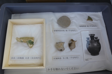 豊川市で初めて出土した奈良三彩陶器㊧