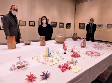 折り紙や陶芸、絵画などが並ぶ会場=いずれも豊橋市美術博物館で