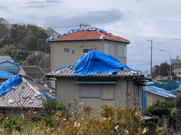 台風被害で現在もブルーシートに覆われた屋根=千葉県鋸南町で(提供)