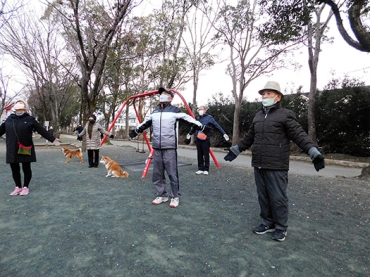 ラジオ体操に参加する健一さんと正行さん(右から)=いずれも牛川遊歩公園で
