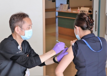 新型コロナワクチンを先行接種する職員=豊橋医療センターで