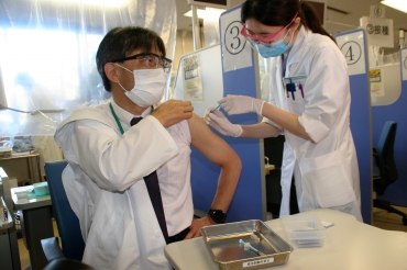 先行接種を受ける長谷川院長=名古屋医療センターで