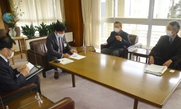 竹本市長に文集発行を報告する長生会=豊川市役所で
