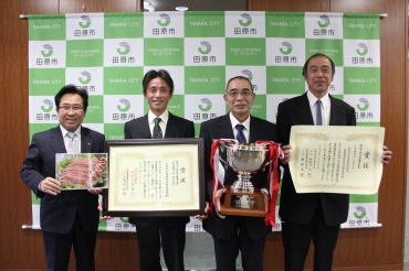 山下市長㊧に特別賞受賞を報告した、福井代表と河合さん、鈴木さん(左から)=田原市役所で