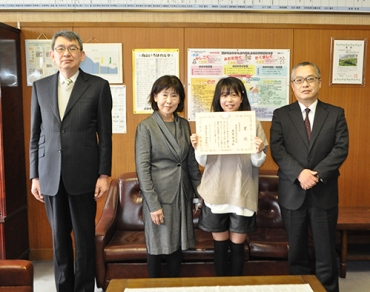 税務署長賞に選ばれた大桑さん(右から2人目)=豊橋市立向山小学校で