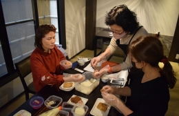 中国人女性が豊川いなり寿司作り体験