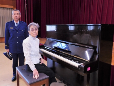 寄贈したピアノと藤田さん、吉川泰弘支所長=名古屋刑務所豊橋刑務支所で