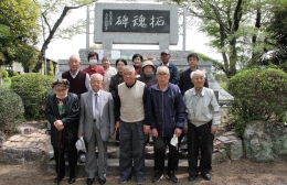 「拓魂碑」建立50年 新城で慰霊の会