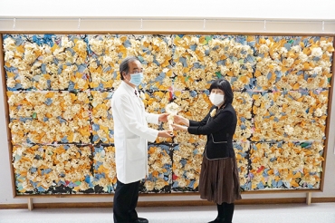 健康花を贈る岡田代表㊨と浦野院長=豊橋市民病院で